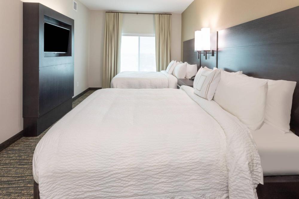 Queen Suite with Two Queen Beds and City View interior
